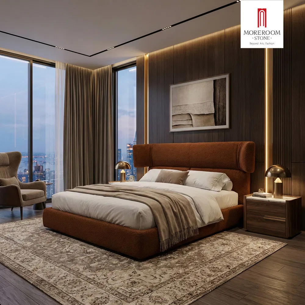 Suite de dormitorio principal de forma curva para habitación de estilo Art Deco con cama redonda de terciopelo y base dorada