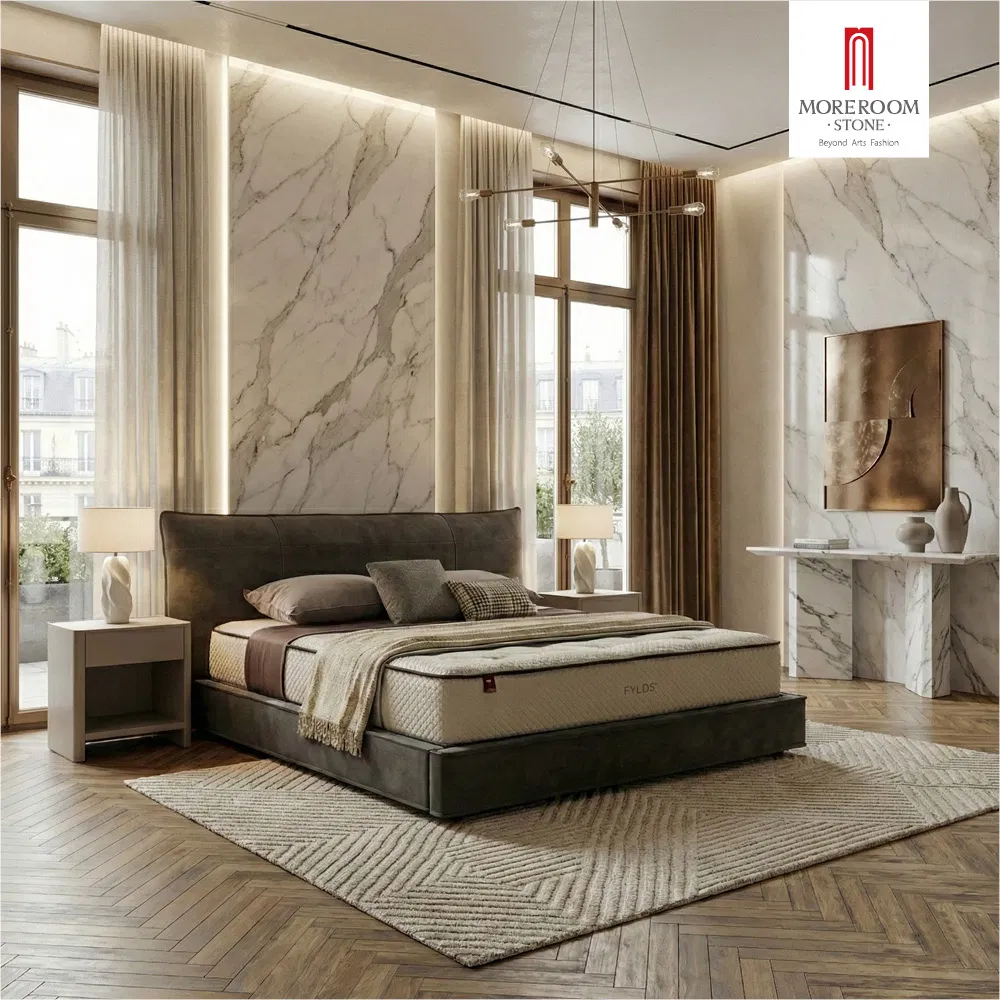 Conjunto de dormitorio tapizado y elegante para un acogedor dormitorio principal con banco de cama queen y juego de mesitas de noche