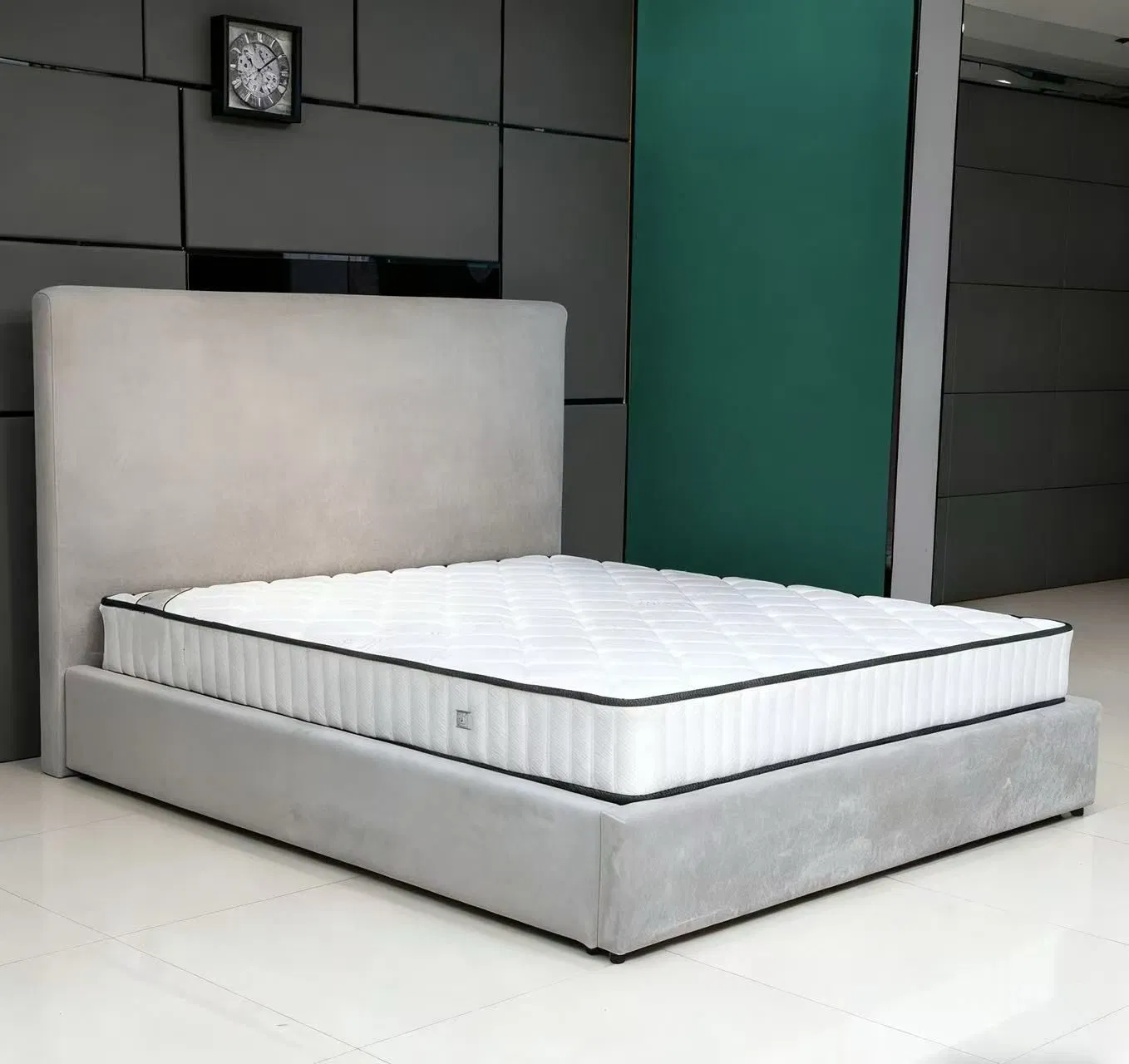 Cama doble de madera maciza con tapizado de felpa gris, simple y moderna, fabricada en China