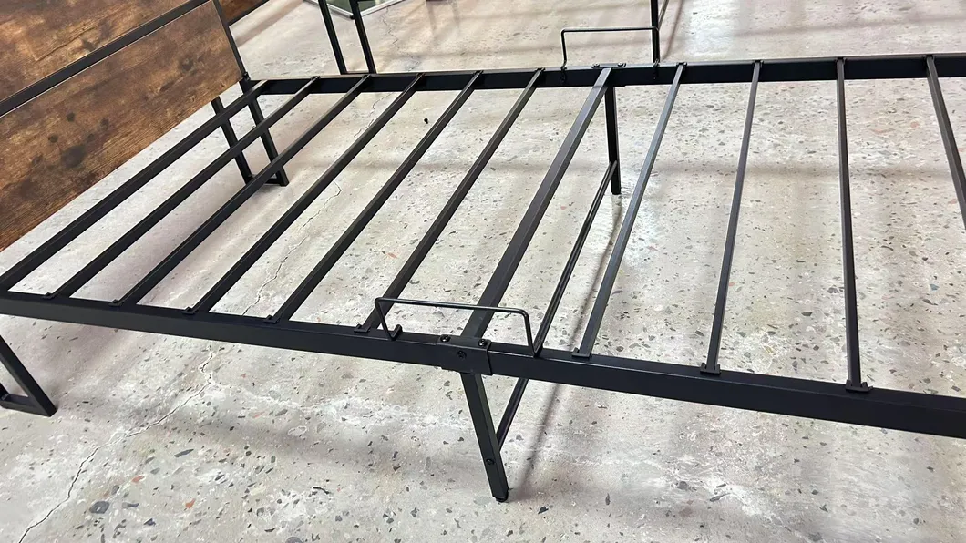 Solución de instalación fácil para el dormitorio, cama de plataforma de acero, cama de hierro con cabecera