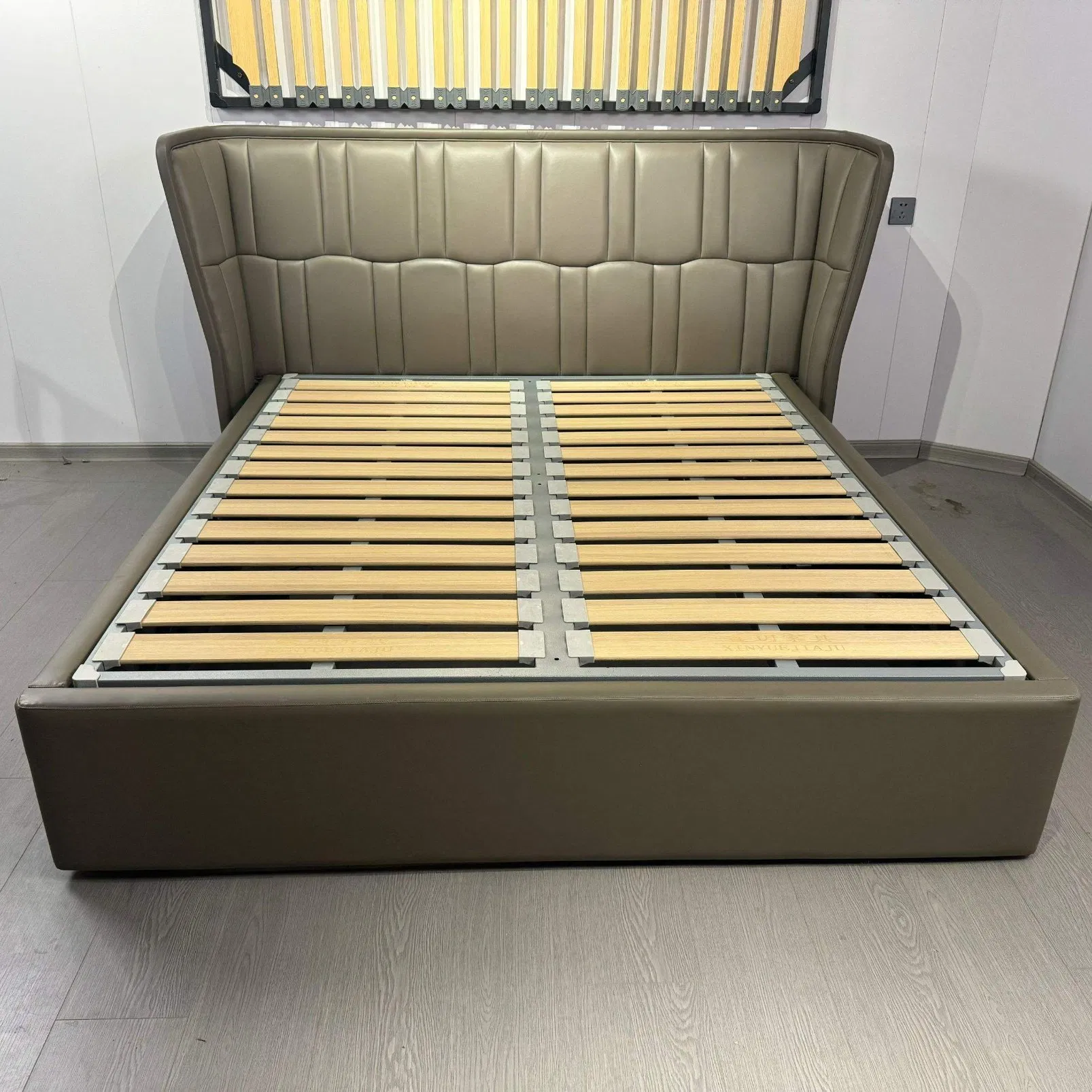 Cama plataforma de madera maciza tapizada con cuero genuino para uso en hoteles