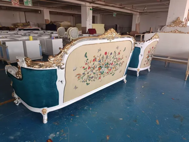 European Hand-Carved Furniture French Luxury Bedroom Sets King Size Solid Wood Bed Canopy Wooden Beds