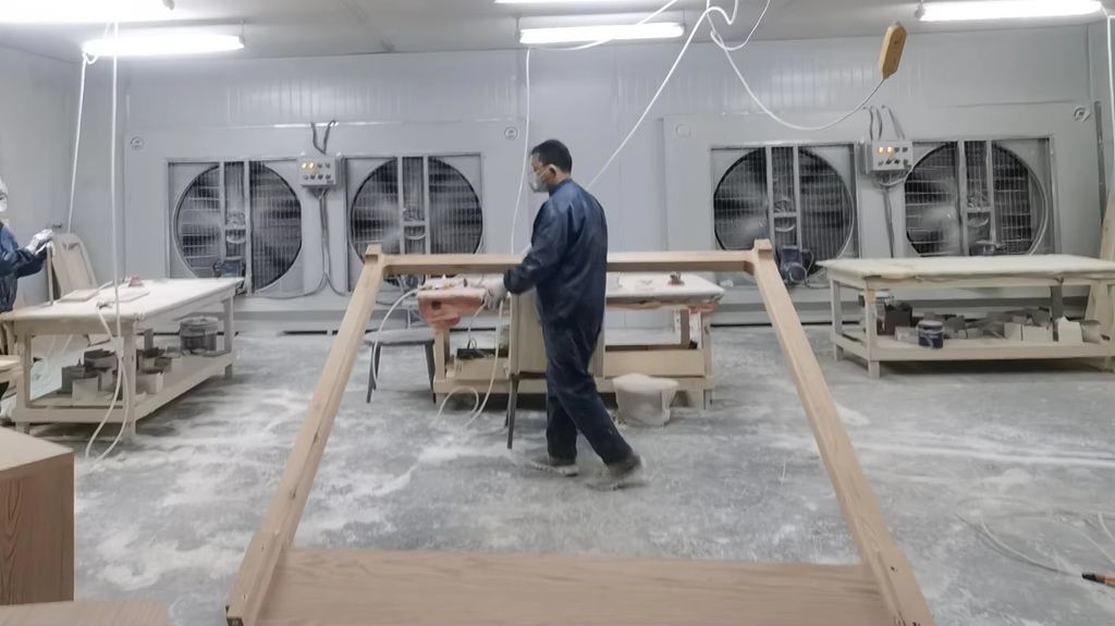 Segunda capa de pintura y acabado final de muebles en fábrica Foshan AZA Home