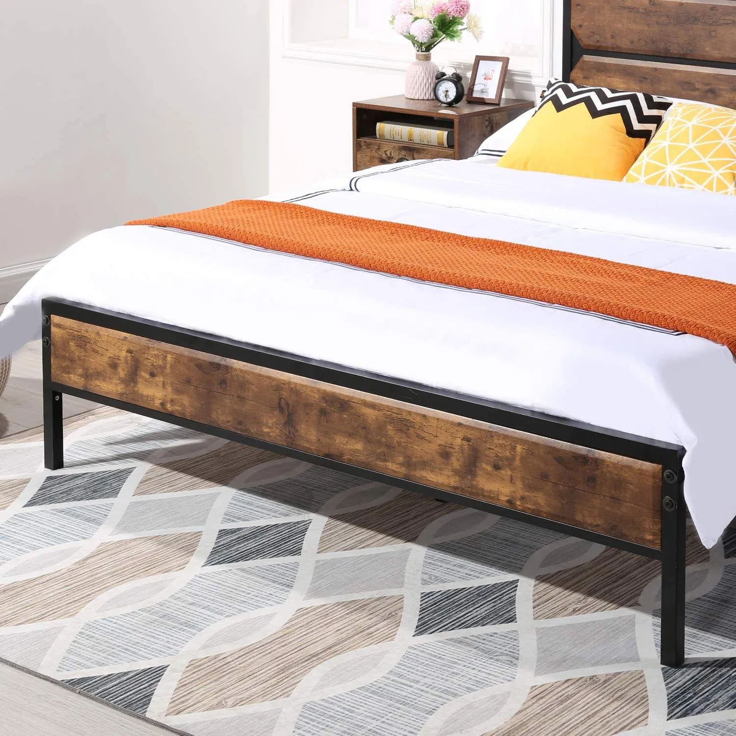 Cama moderna personalizada de estilo, madera marrón y metal para dormitorio