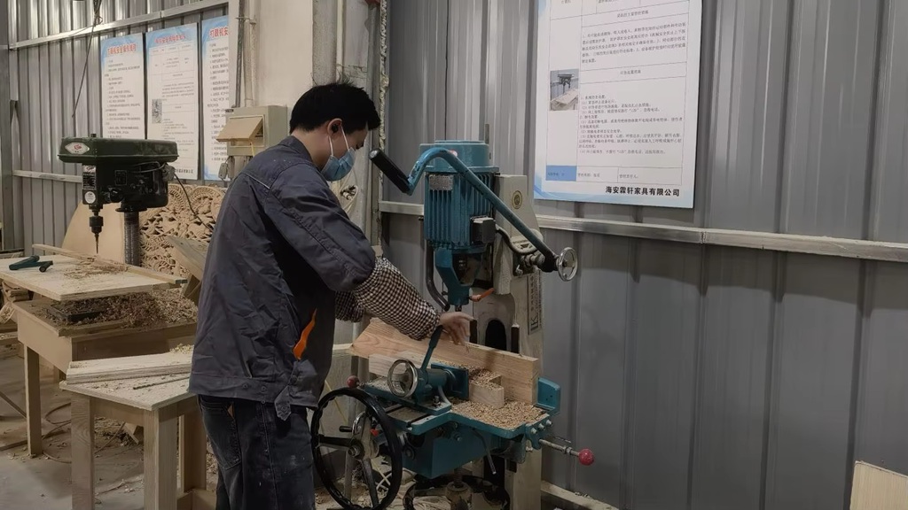 Mortajado - proceso de ensamblaje de juntas de madera en producción de muebles AZA Home