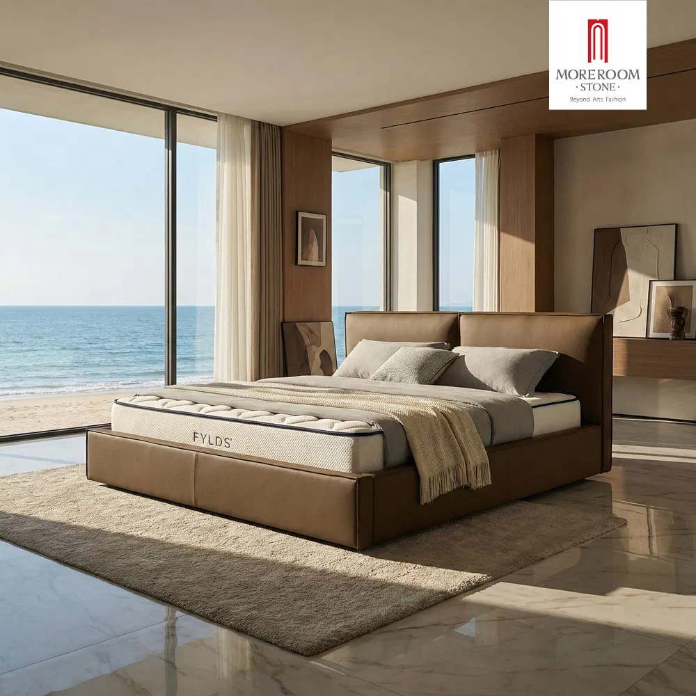 Conjunto de dormitorio principal tapizado en beige elegante para decoración neutra con cama king y banco acolchado