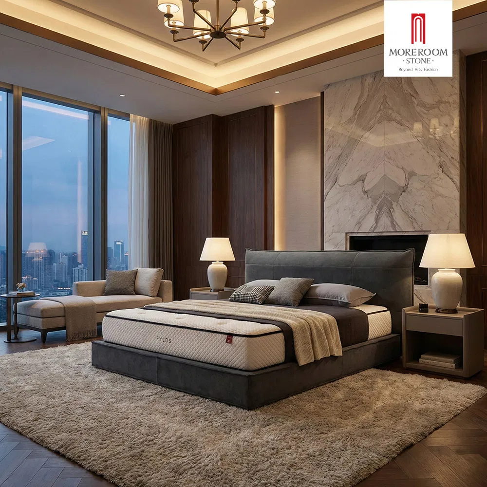 Suite de lujo para dormitorio principal de casa de campo con cama California King y conjunto de muebles para área de estar