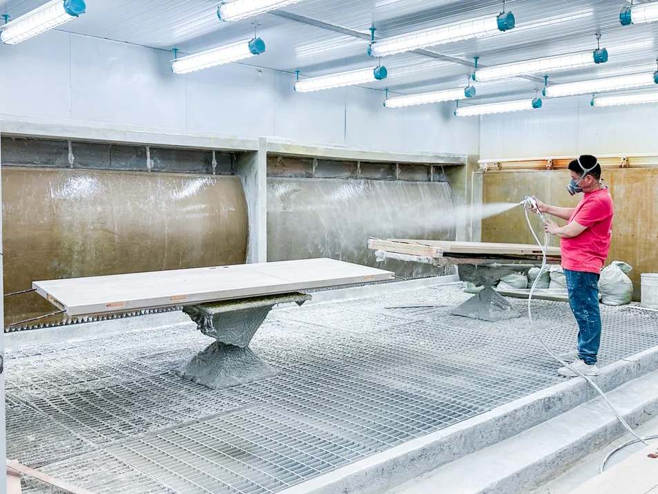 Cama de madera robusta de alta calidad con listones sólidos para dormitorio de casa grande