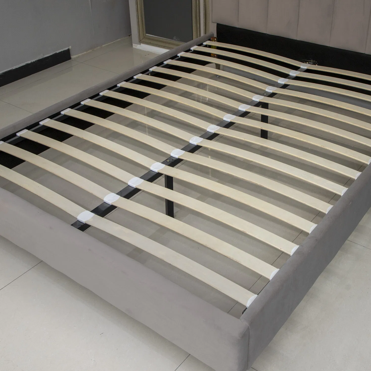 Cama doble de lujo moderno de terciopelo tapizado con patas de metal y listones de madera maciza, fabricada en China