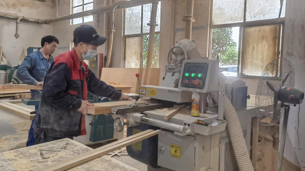 Cepillo de cubierta - proceso de acabado superficial en fabricación de muebles de madera