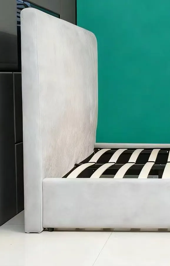 Cama doble de madera maciza con tapizado de felpa gris, simple y moderna, fabricada en China