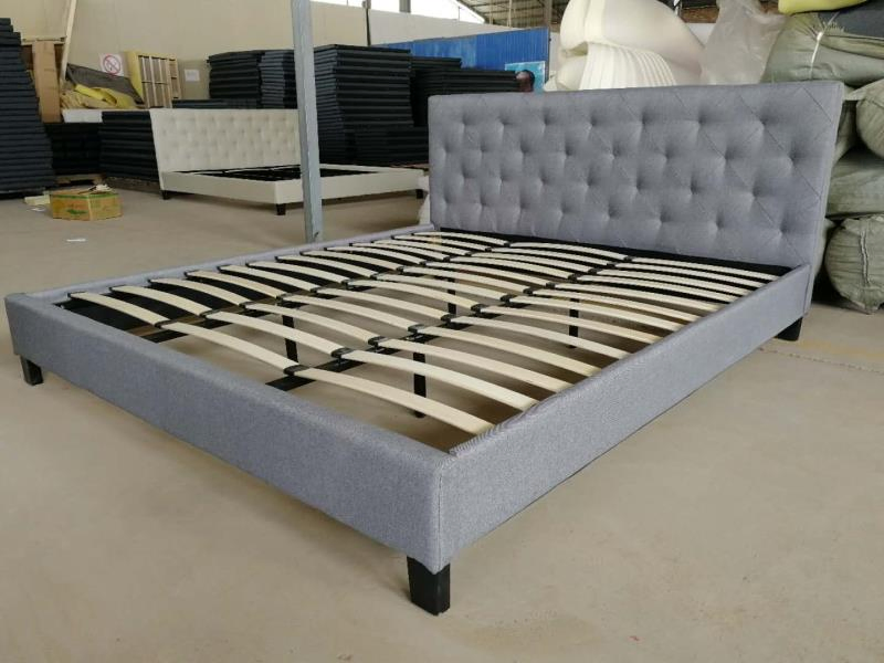 Cama King Size de Cuero Moderno con Estructura Tapizada de Cuero