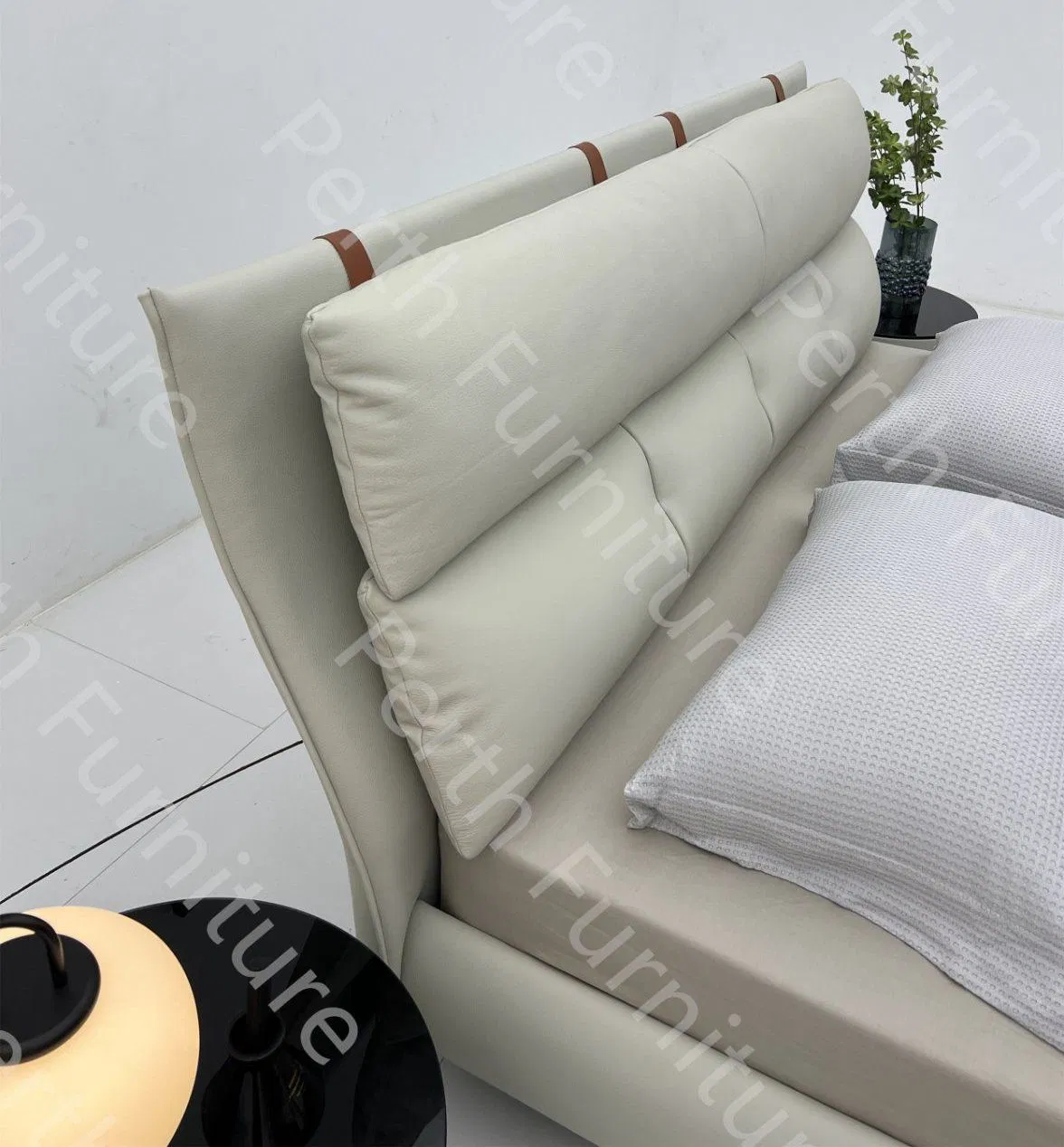 Muebles de hotel y hogar para dormitorio con patas de metal elegantes y simples, con marco de madera interior y tela de microfibra de cuero PU Bed-Mxt-150