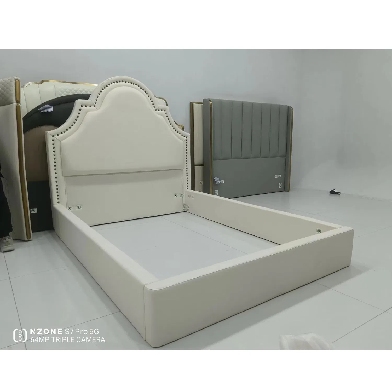 Estructura de cama doble tamaño queen contemporánea para dormitorios elegantes