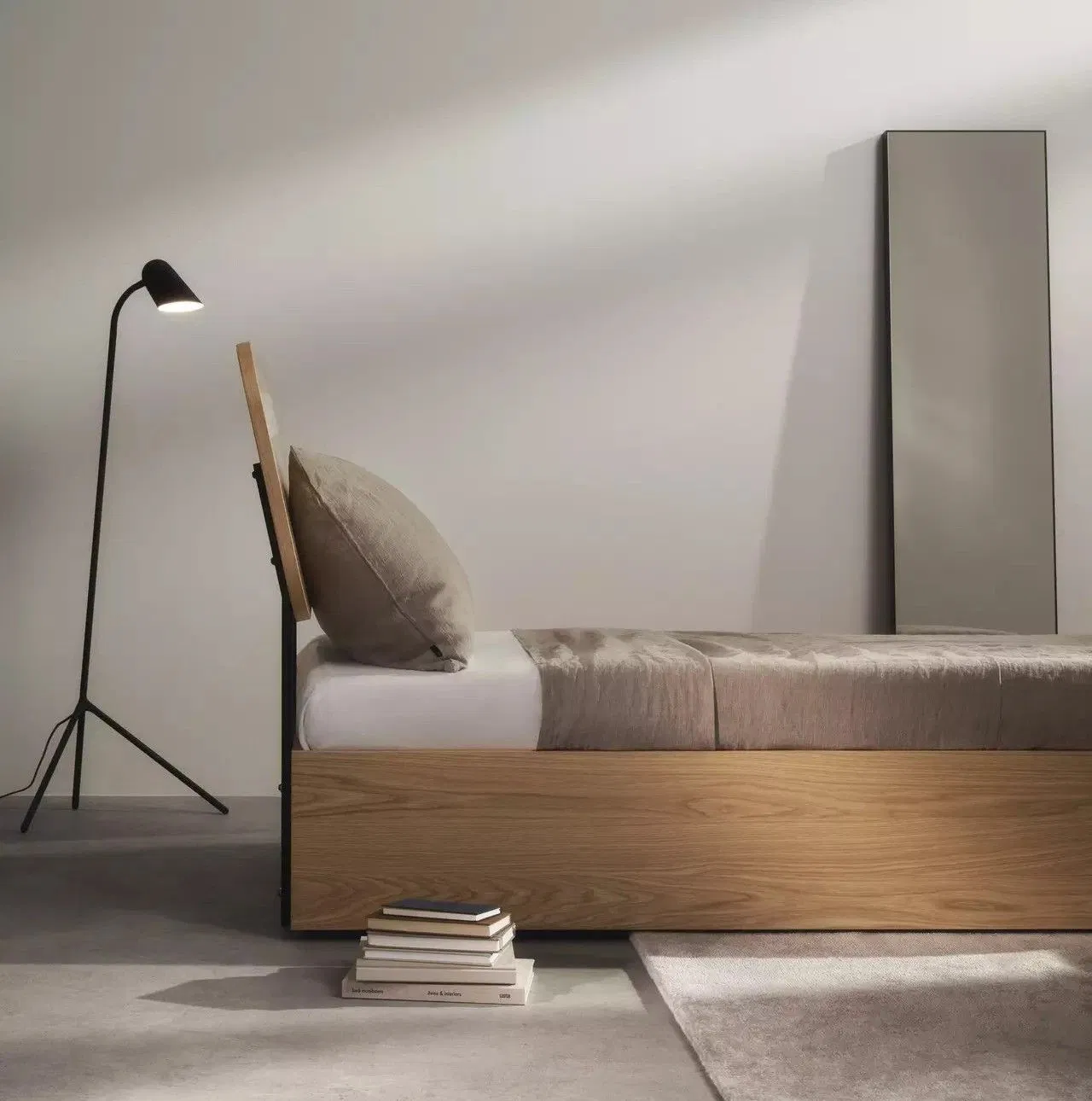 Cama elegante moderna de tamaño king con marco de madera maciza resistente