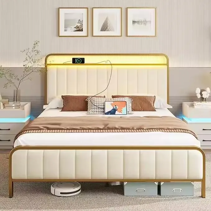 Cama de terciopelo tapizada con cabecero y pie de cama