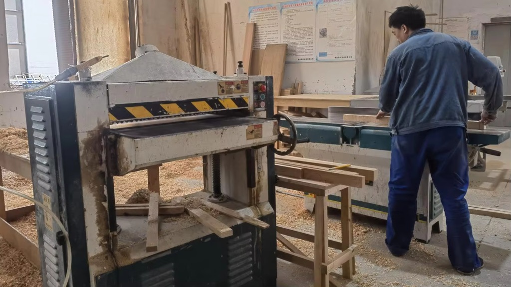 Cepillado de madera - proceso de nivelación y calibrado en producción de muebles