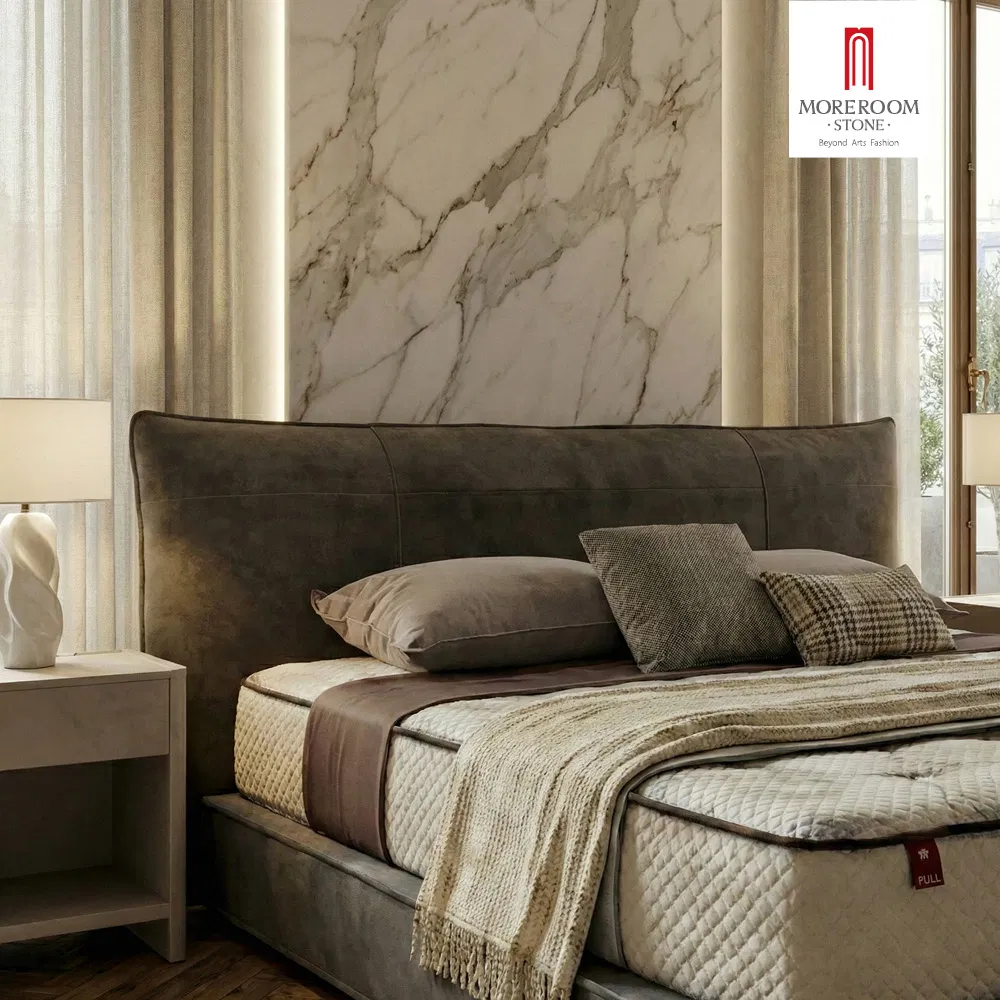 Conjunto de dormitorio tapizado y elegante para un acogedor dormitorio principal con banco de cama queen y juego de mesitas de noche