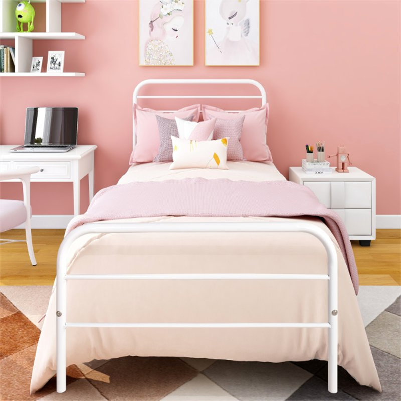 Habitación principal de tamaño pequeño con cama doble de marco de hierro
