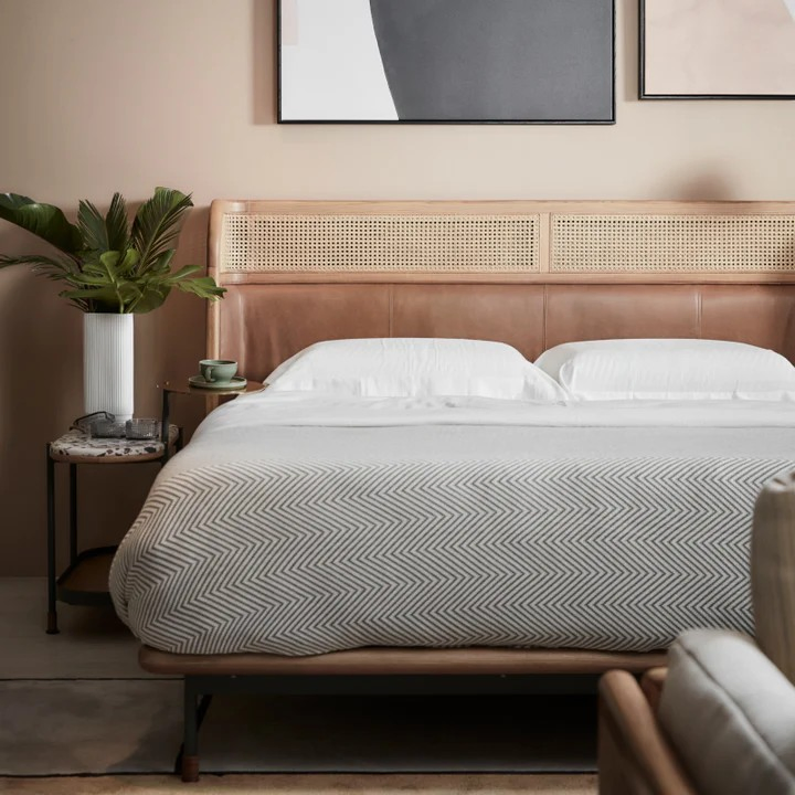 Cama elegante moderna de tamaño king con marco de madera maciza resistente