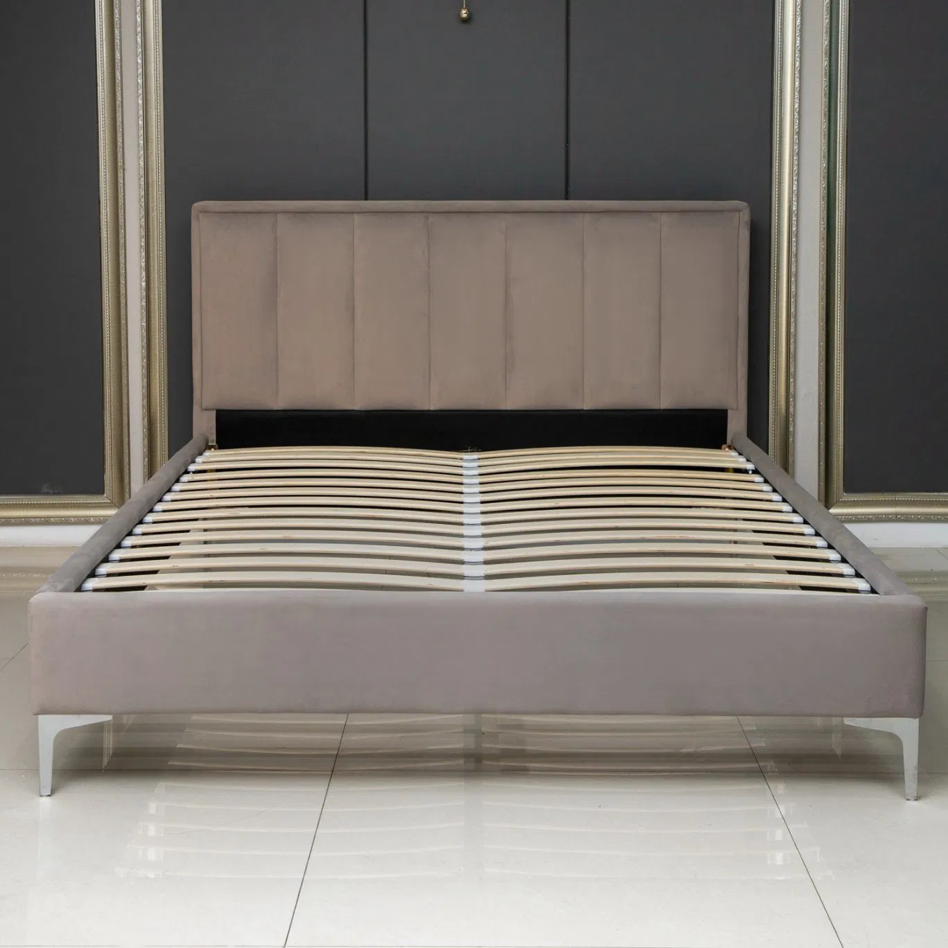 Cama doble de lujo moderno de terciopelo tapizado con patas de metal y listones de madera maciza, fabricada en China