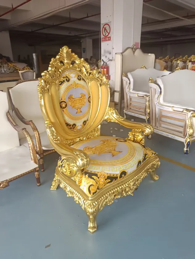 European Hand-Carved Furniture French Luxury Bedroom Sets King Size Solid Wood Bed Canopy Wooden Beds