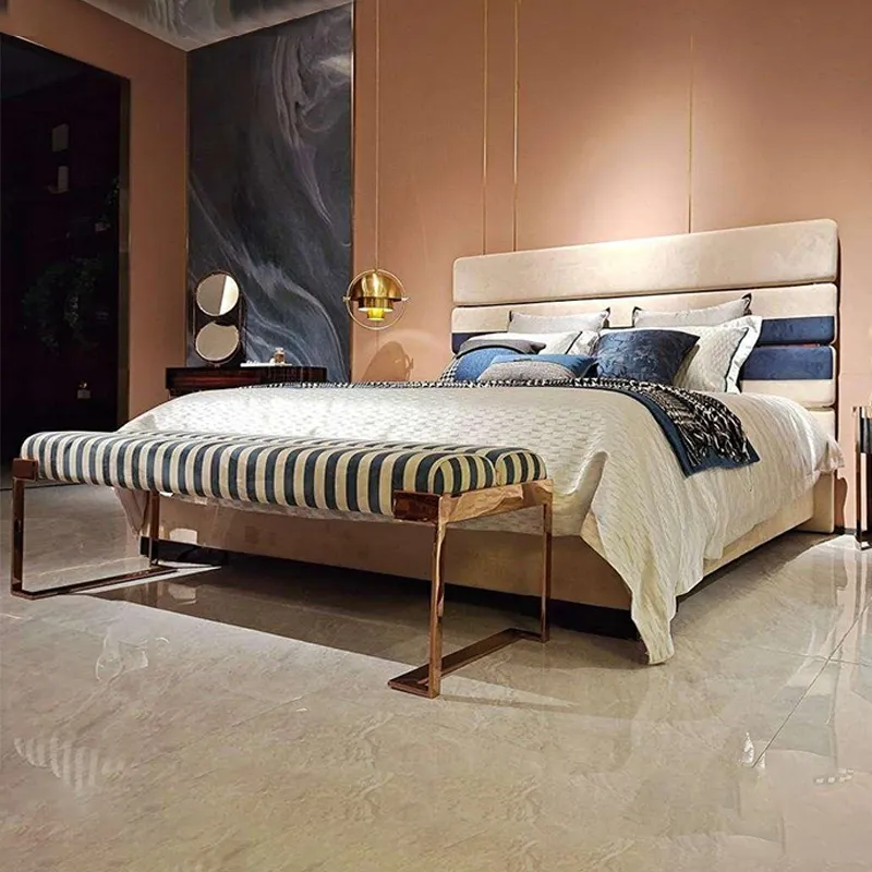 Detalle de cama de lujo tapizada