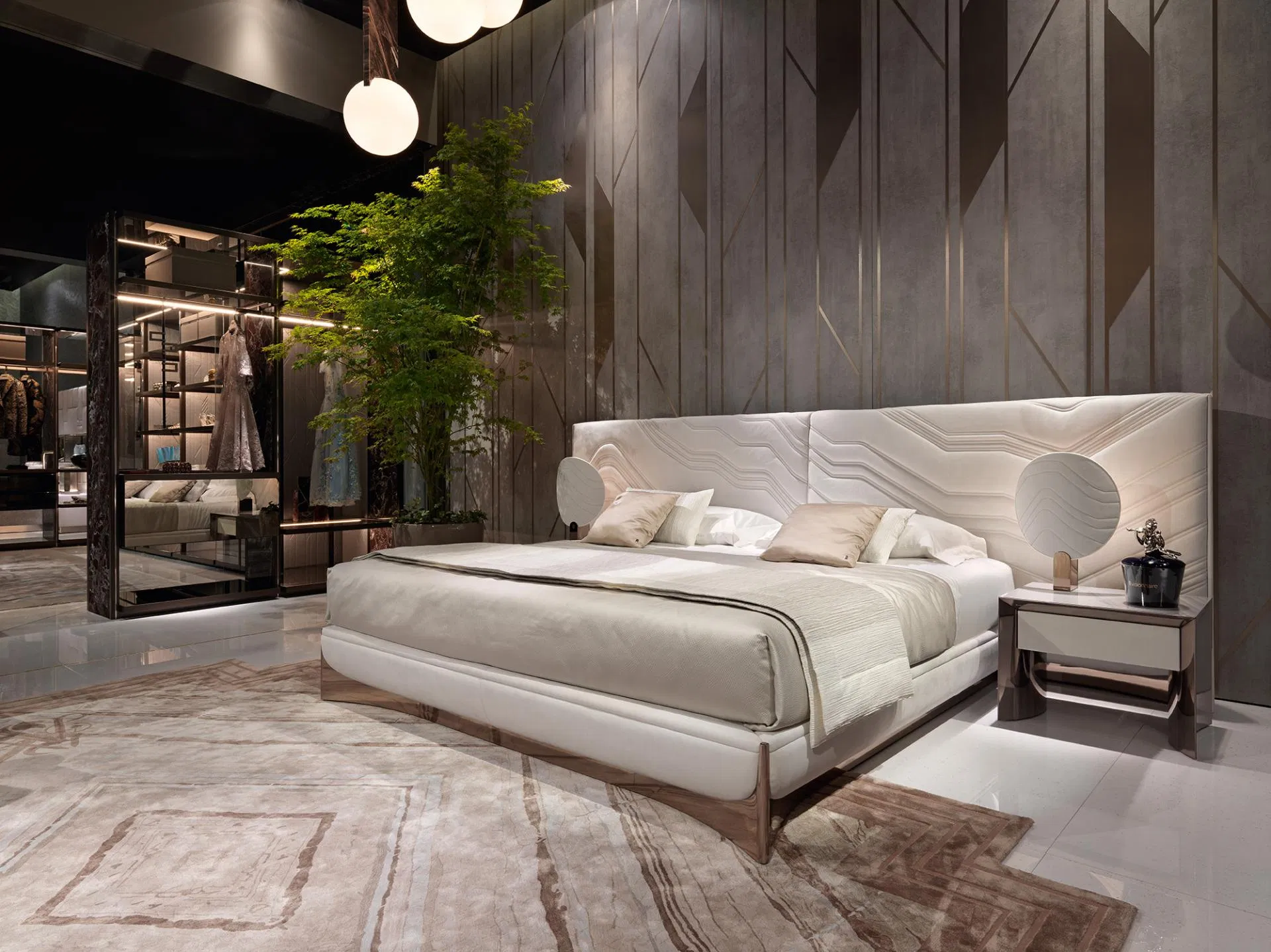 Muebles de hotel de lujo estilo italiano para dormitorio, muebles de habitación de invitados, cama doble con marco de madera maciza y gran cabecero de pared para villa