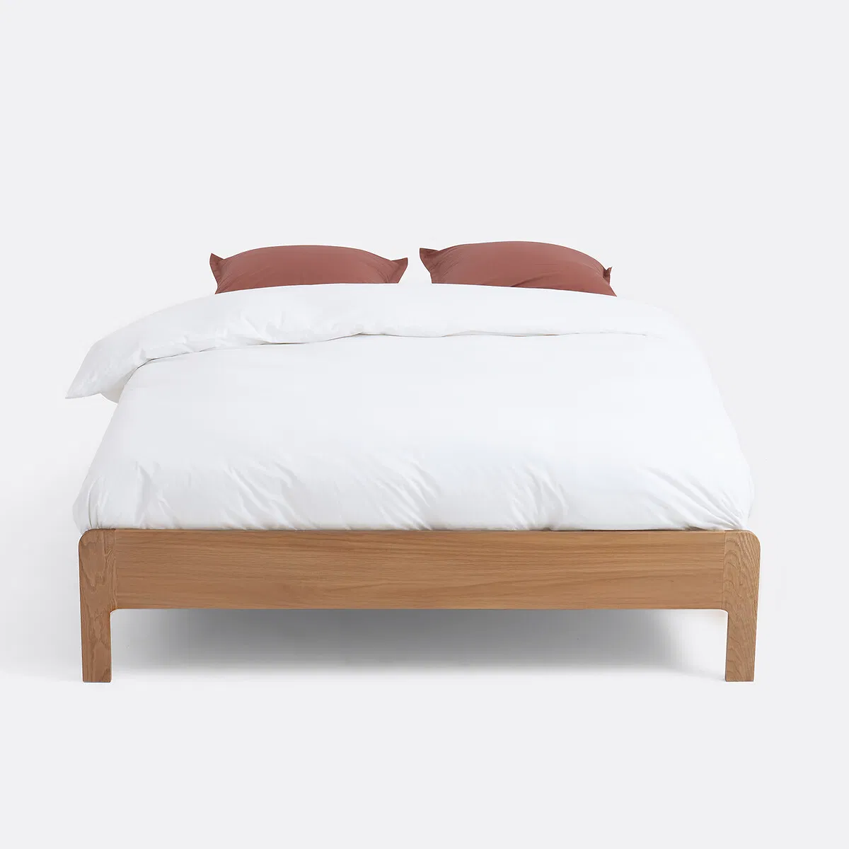 Cama de madera maciza contemporánea y elegante con marco de plataforma con borde de cuero para suite de hotel