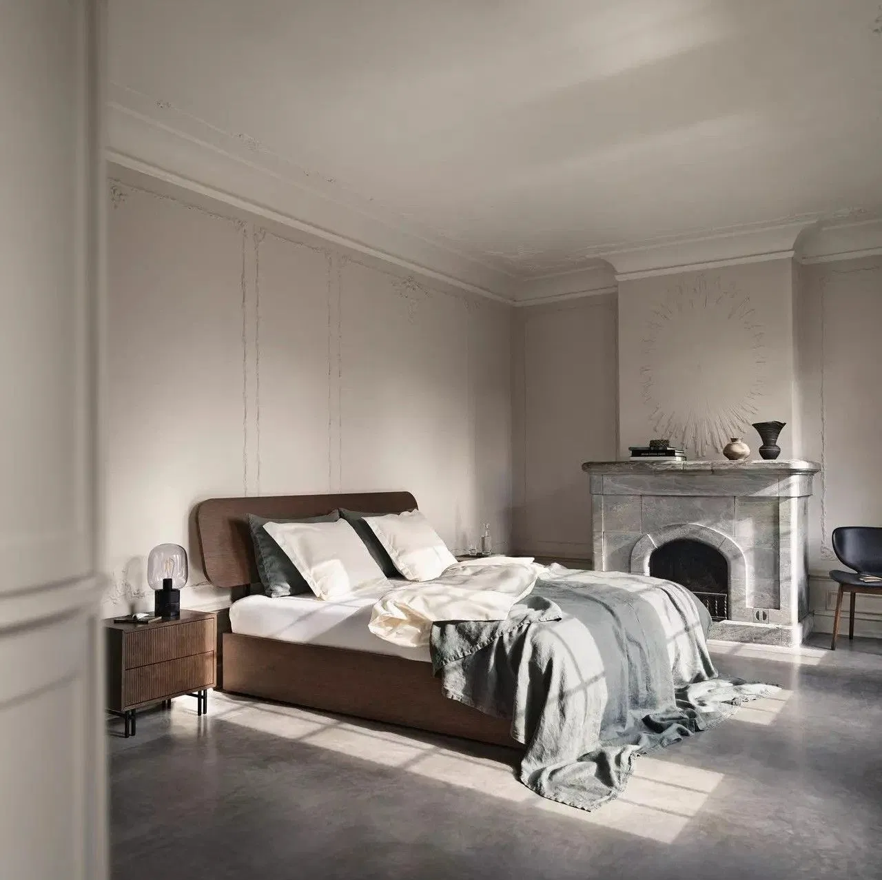 Cama elegante moderna de tamaño king con marco de madera maciza resistente
