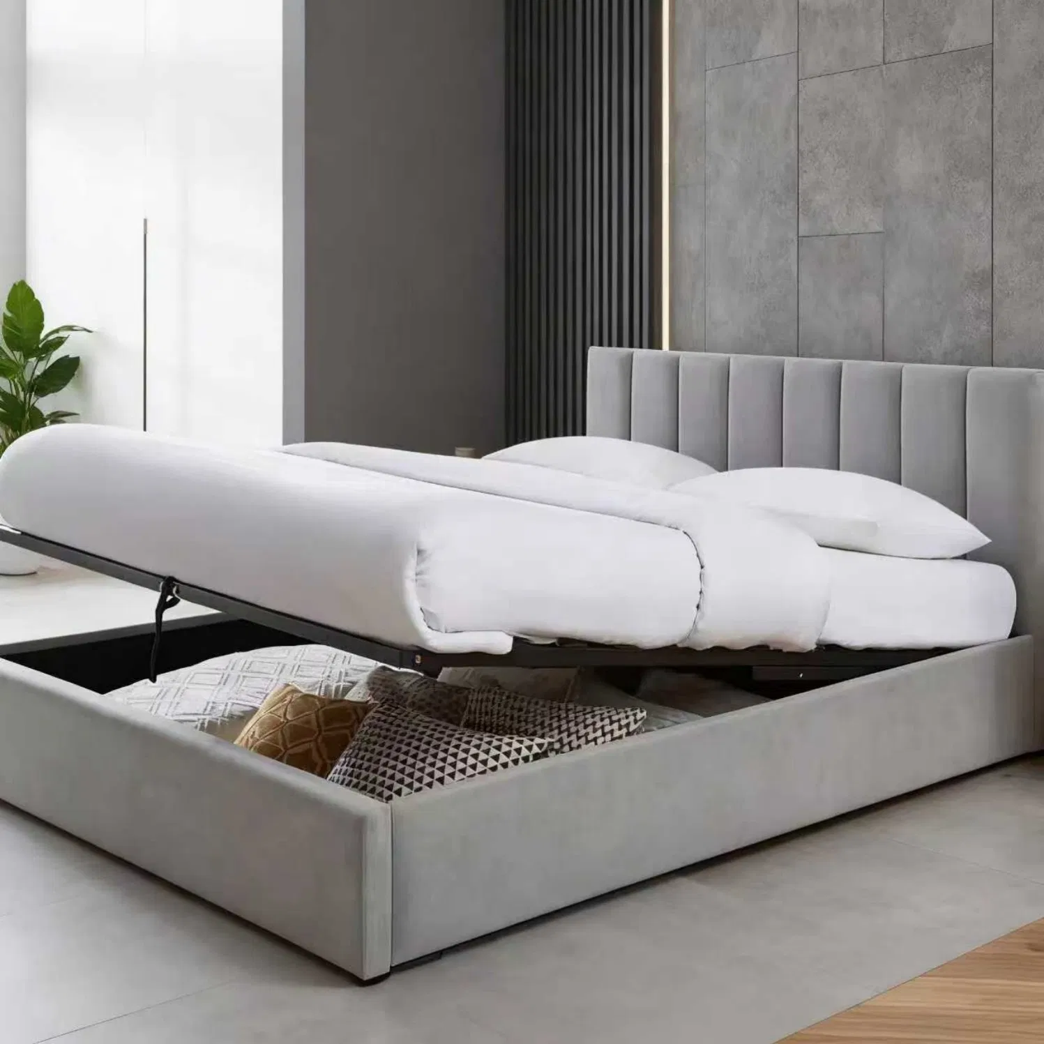 Estructura de cama completamente tapizada con cabecero curvado y cordón de contraste, incluyendo un sistema de soporte de listones de alta resistencia