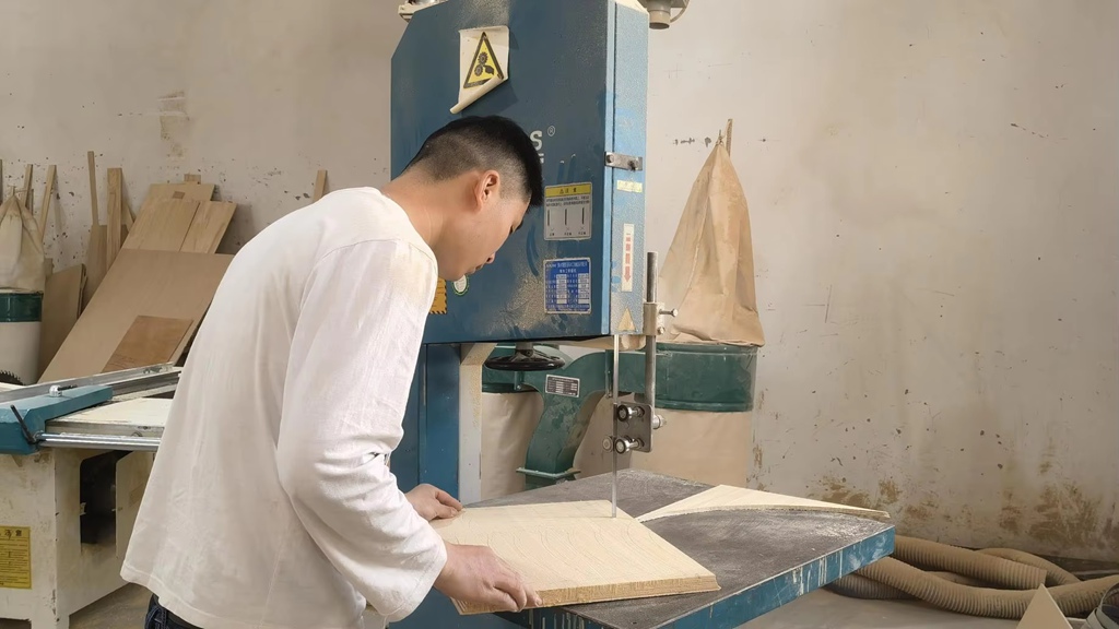 Sierra de cinta - proceso de corte de precisión en fabricación de muebles AZA Home