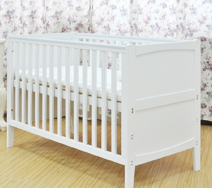 Good Sale No Painting Baby Cot Solid Wooden Baby Crib for Infant