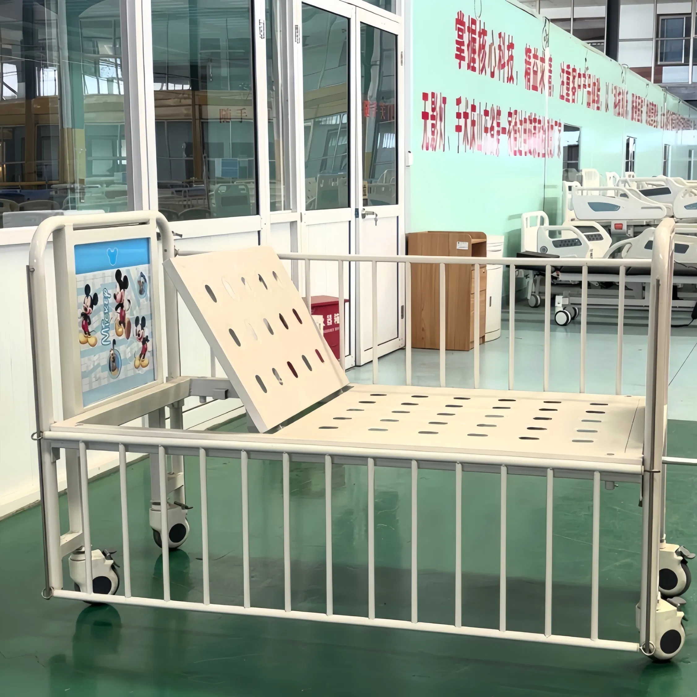 Single Crank Manual Control One Function Hospital Adult Baby Infant Crib Steel Hospital Baby Crib
