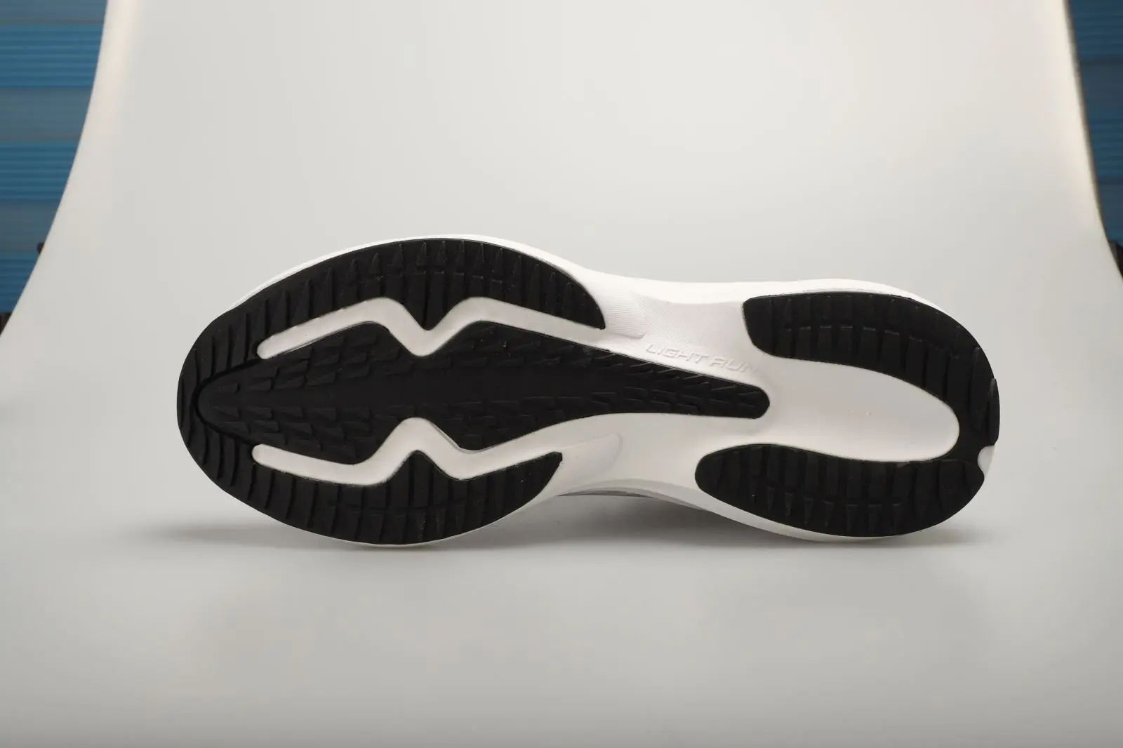 China LPMX Comfortable and Breathable Mesh Lightweight Carbon Plate Sole Sneakers Manufacturers, Supplier