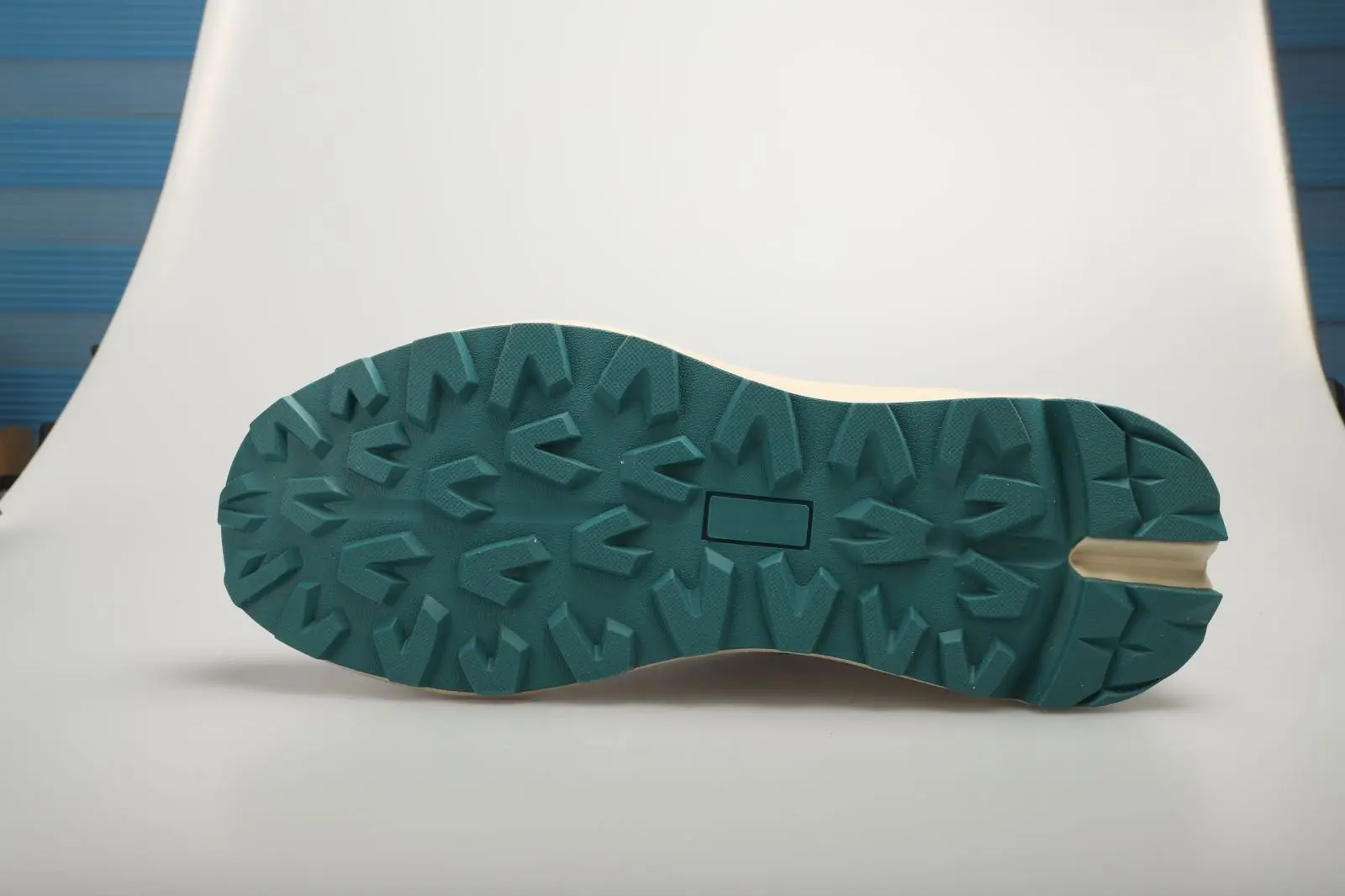 China LPMX Synthetic Leather Stitched Mesh Causal Shoes Comfotable and Breathable Manufacturers, Supplier