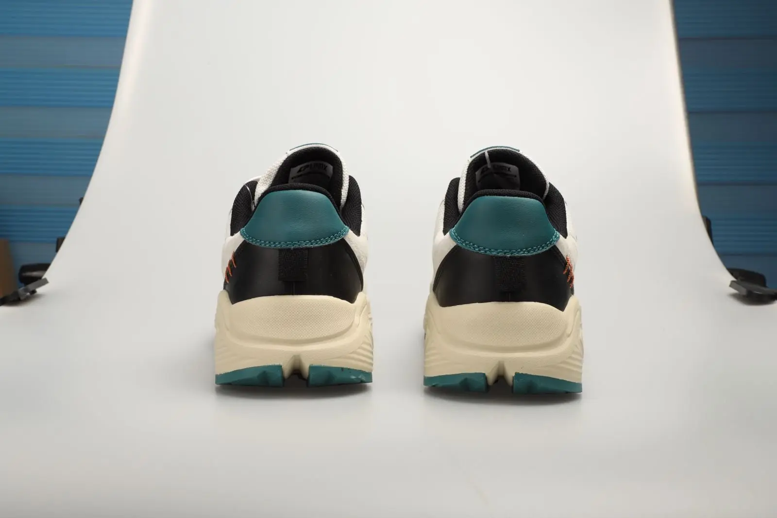 China LPMX Synthetic Leather Stitched Mesh Causal Shoes Comfotable and Breathable Manufacturers, Supplier