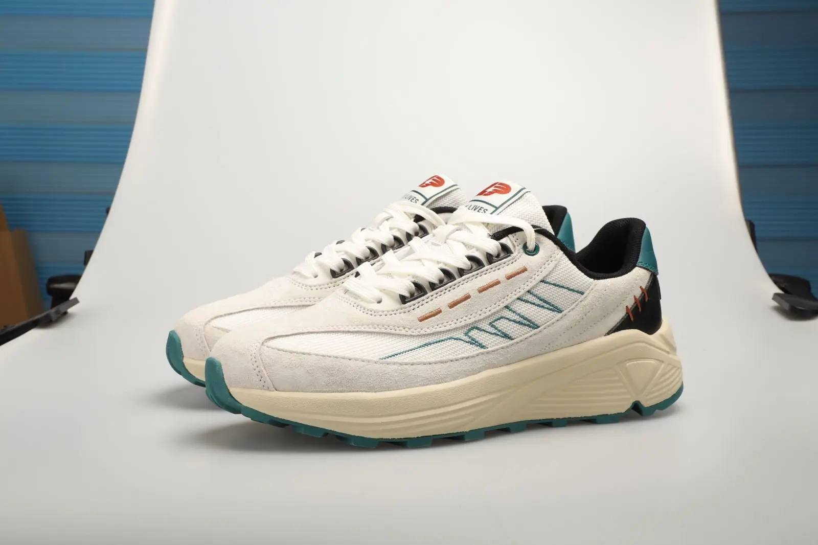 China LPMX Synthetic Leather Stitched Mesh Causal Shoes Comfotable and Breathable Manufacturers, Supplier