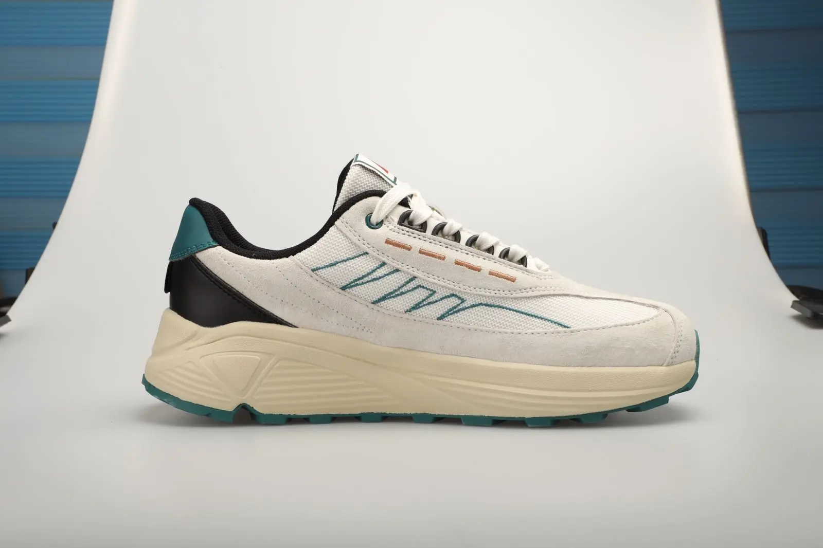 China LPMX Synthetic Leather Stitched Mesh Causal Shoes Comfotable and Breathable Manufacturers, Supplier
