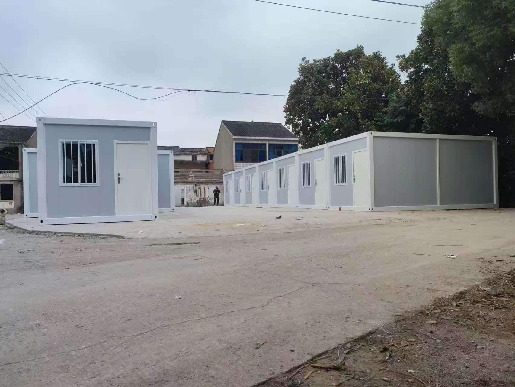 Lightweight and Fast Assembly of Temporary Container Houses for Construction Sites