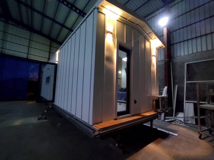 Modern 40m2 Portable Steel Modular Eco-Friendly Durable Waterproof Insulated Holiday Home Prefab Caravan