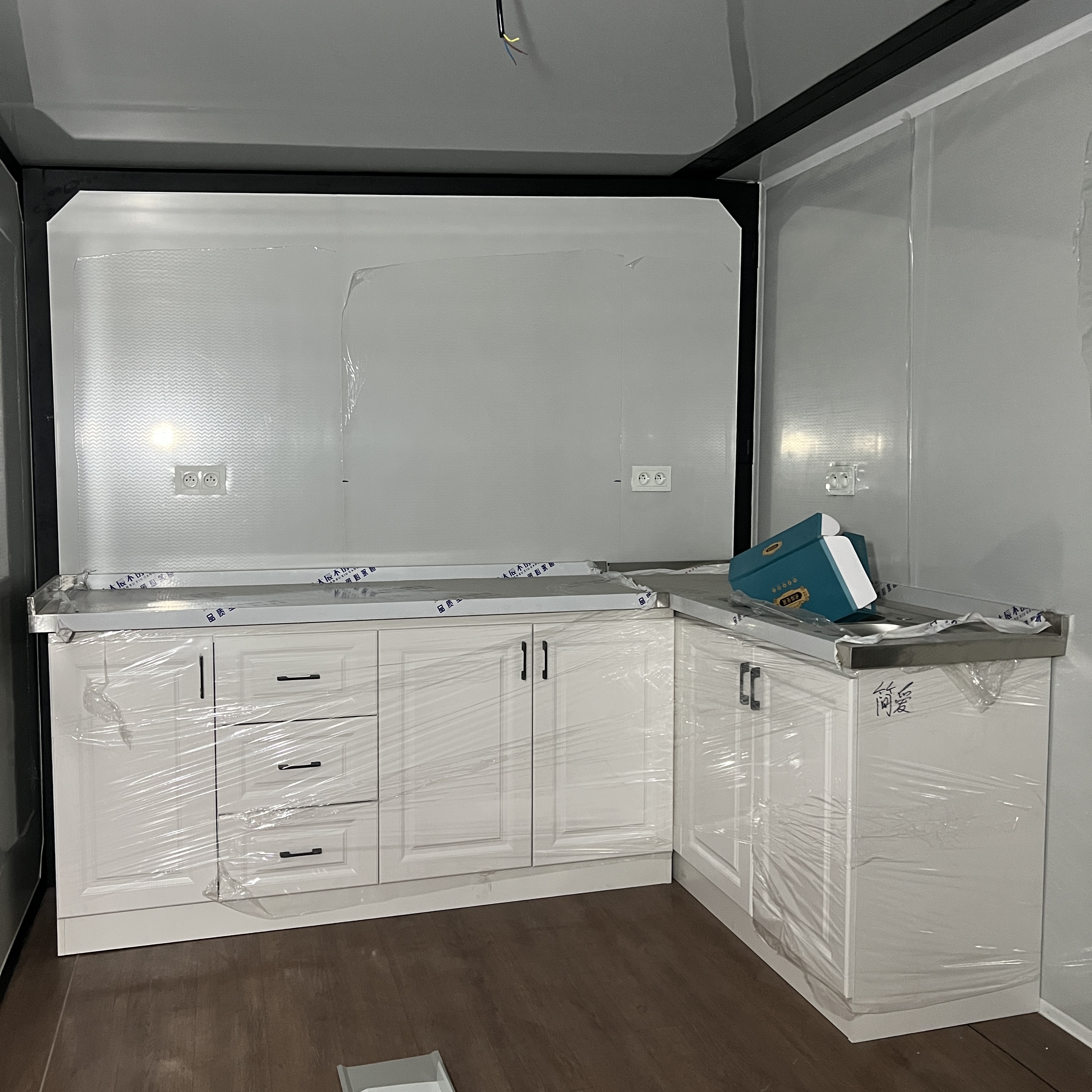Customizable Waterproof Prefab Folding Expandable Container House Residence Modular High-Space-Utilization Supermarket School