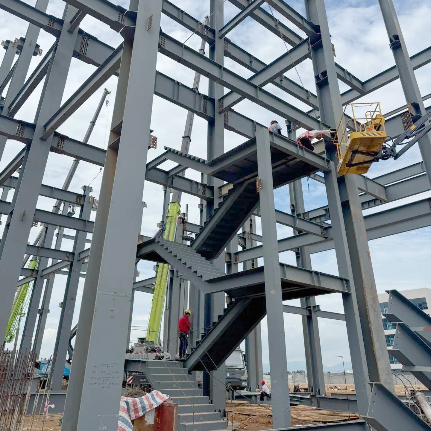 Modern Prefabricated Modular Heavy Duty Steel Structure Building ASTM Standard Industrial Frame with Welding Process