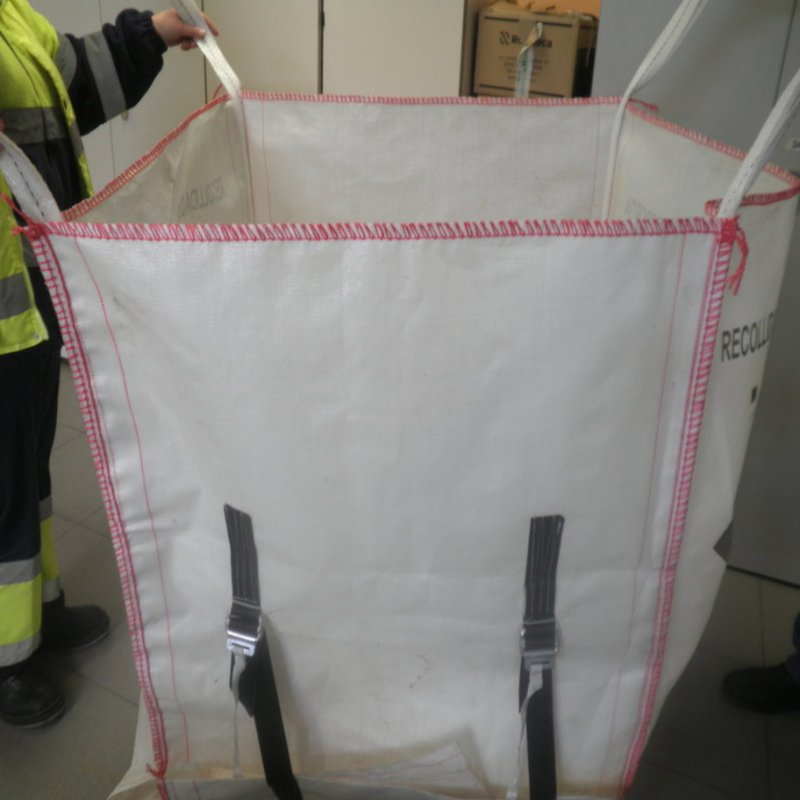 Saco de batata de tecido respirável ventilado em malha grande preta com embalagem em massa para lenha e madeira com baffle