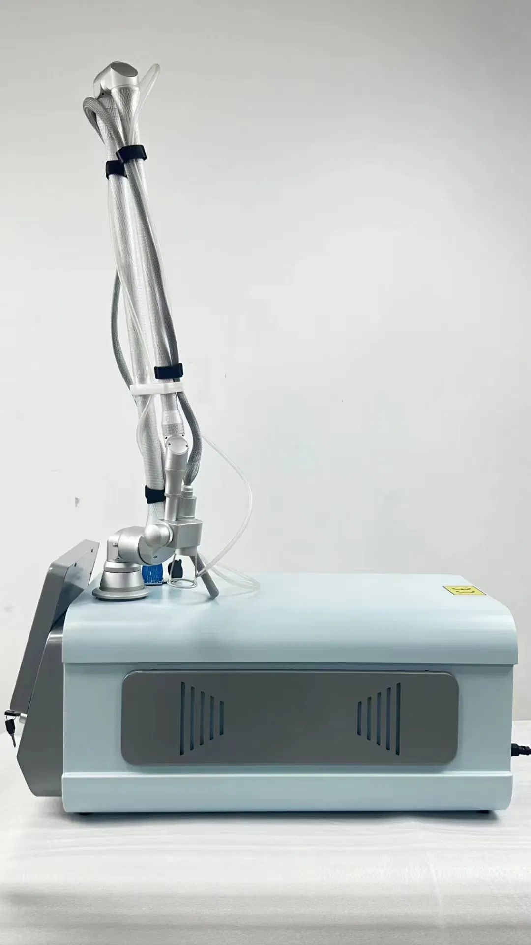 سعر الجملة الجديد CO2 إزالة الوشم بالليزر باستخدام ليزر بيكو مع رؤوس غير جراحية CO2 آلات الليزر الجزئية لإزالة الندبات والنمش