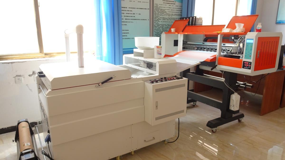 Hot stamping machine for heat-transfer logo and pattern application