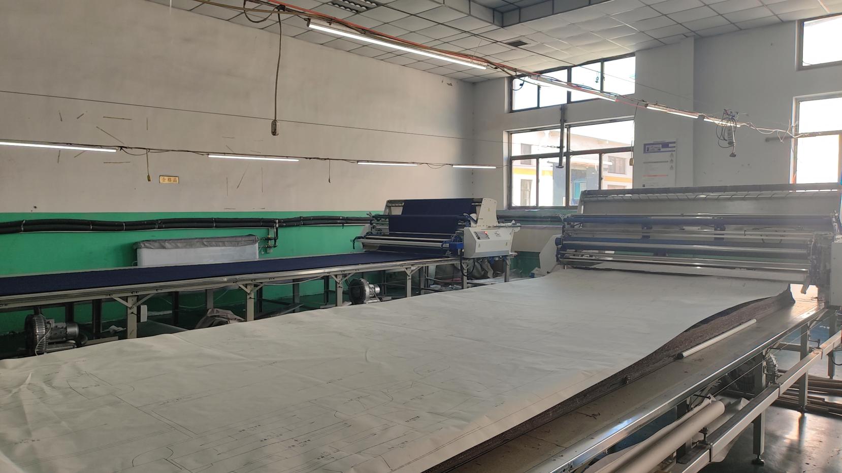 Cloth laying machine for precise fabric spreading before cutting