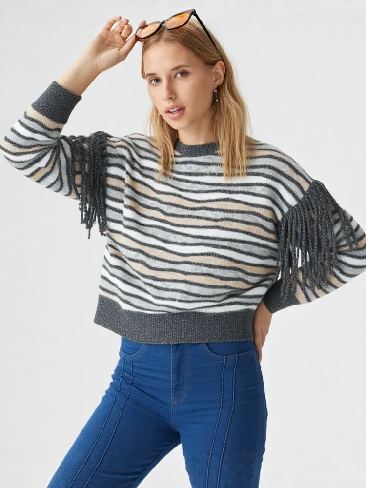 Women sweater detail 1