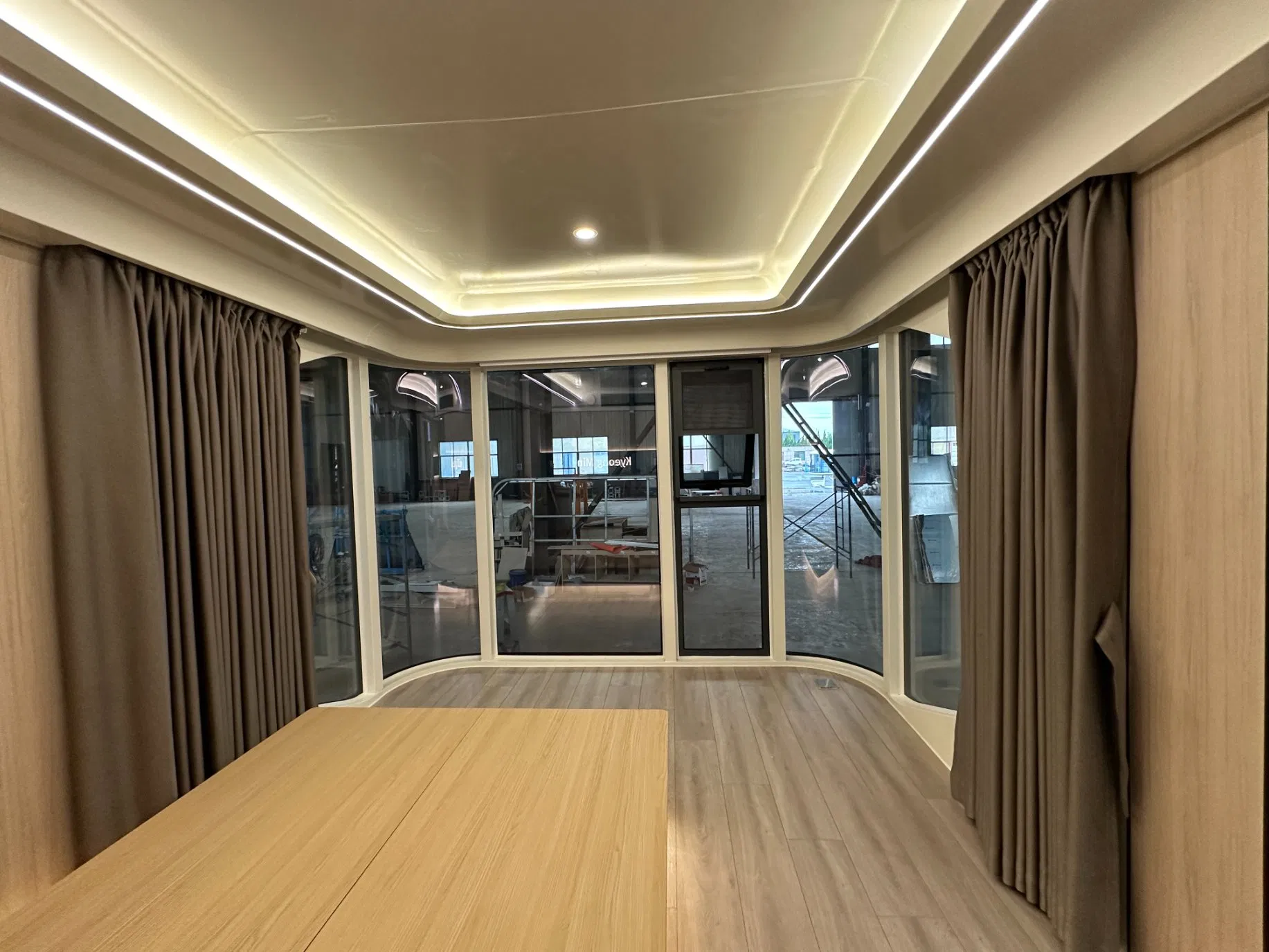 A3 منازل متنقلة على حافة جرف يطل على البحر