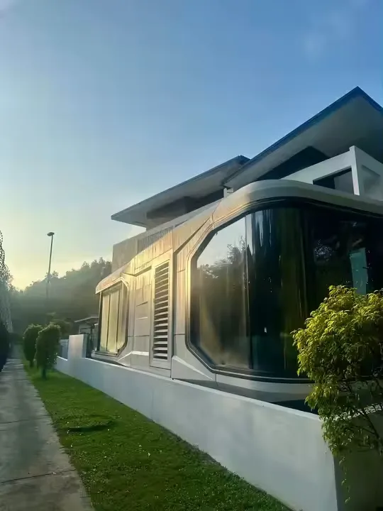 أكواخ كبسولات فضائية فاخرة للإقامة الفندقية في مناطق المنتجع ذات المناظر الخلابة